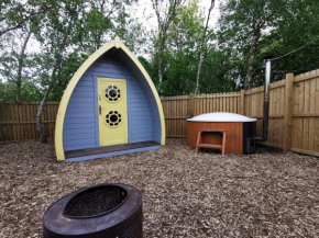 Cosy Forest Pod with Wood Fired Hot Tub & Fire Pit